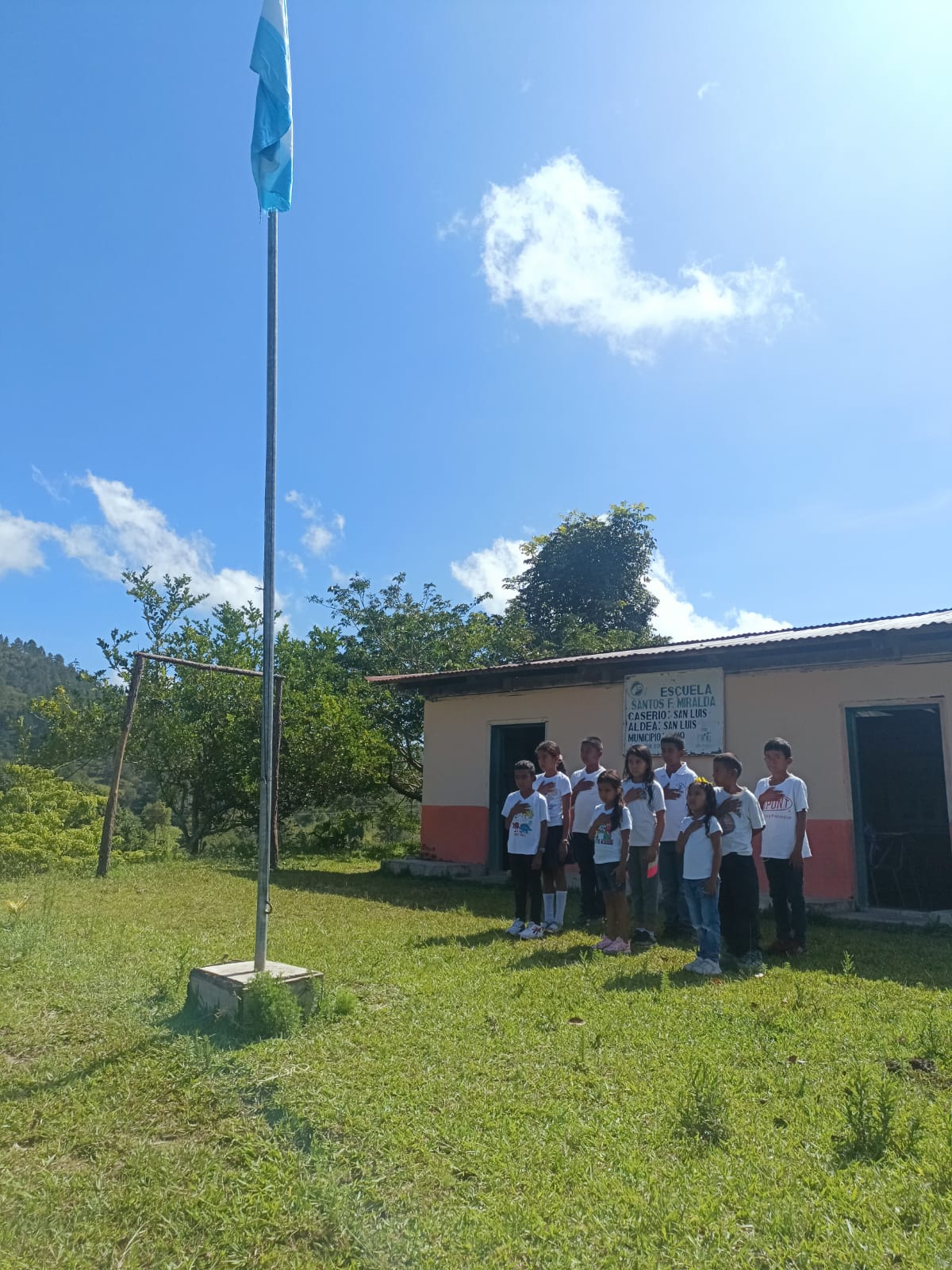 Niños frente a la escuela Santos F. Miranda en san Luis, Olancho, Honduras